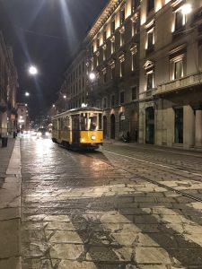 tram notturno in centro a milano